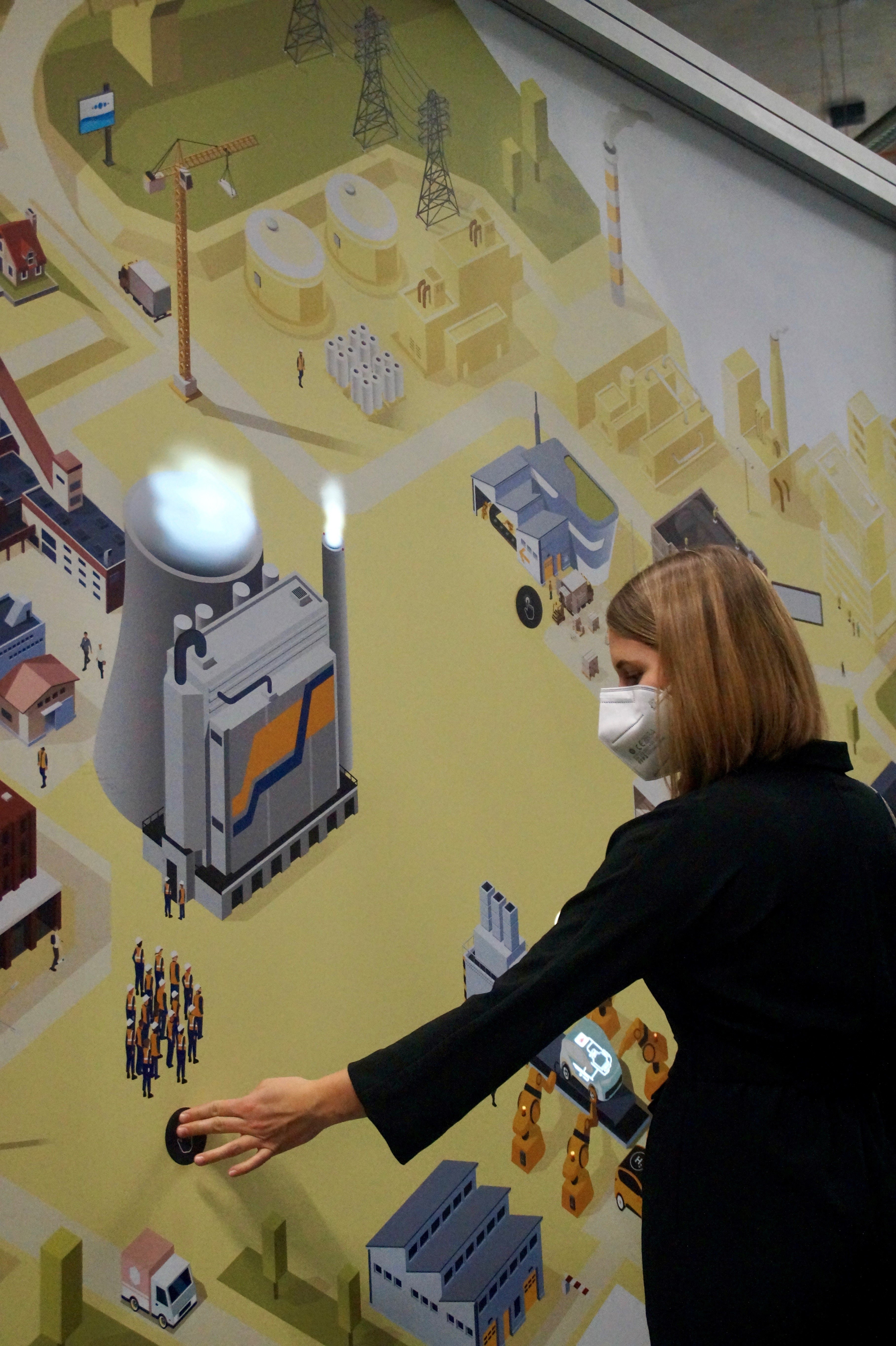 Eine Besucherin am Energy Transition Cube in Prag. November 2021.